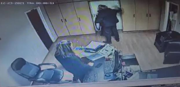 PRIVEDEN DIREKTOR ZAVODA ZA SPORT I MEDICINU Jezive scene na poslu: Verbalno i fizički zlostavljao radnicu (VIDEO)