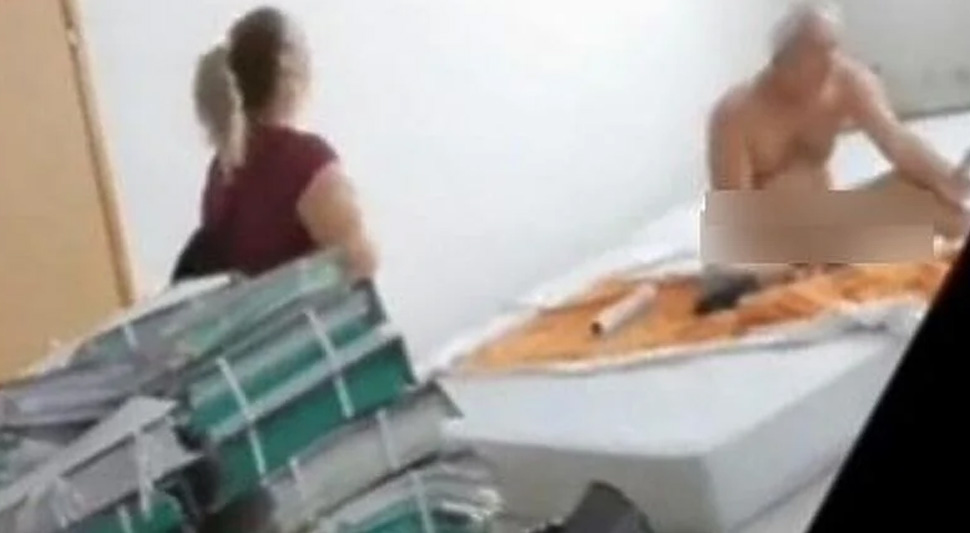 (UZNEMIRUJUĆI SADRŽAJ) MAJKE SEKSUALNO UCJENJIVAO ZA DJEČIJI DOPLATAK Procurio videosnimak bivšeg direktora Centra za socijalni rad u Banovićima