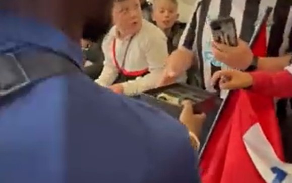 ŠMEKERSKI POTEZ Fudbaler Njukasla poklonio navijaču "Roleks" nakon utakmice (VIDEO)