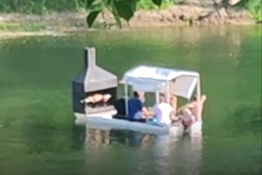NA ČAMAC „INSTALIRALI“ RAŽANJ Vesela družina pekla jagnje ploveći rijekom (VIDEO)