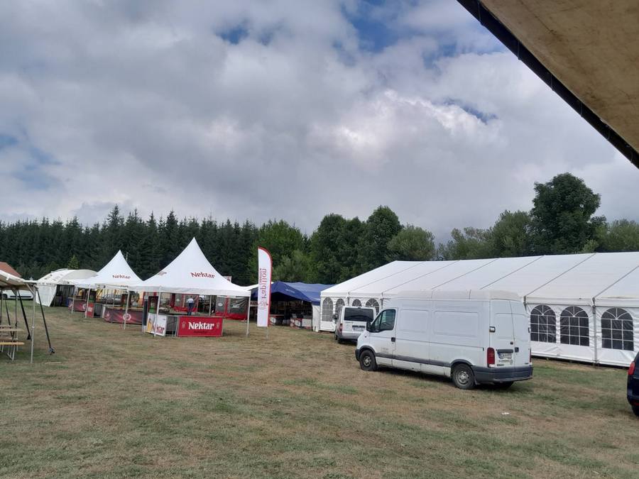 INFLACIJA UDARILA I NA MANJAČU Ugostitelji obećali iste cijene piva, poskupiće jagnjetina; Manjača je rizik, a jedan pjevač probija led (FOTO)