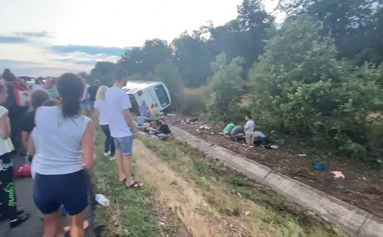 POVRIJEĐENO 14 OSOBA Vozaču autobusa koji se prevrnuo prijeti do šest godina zatvora za nesreću