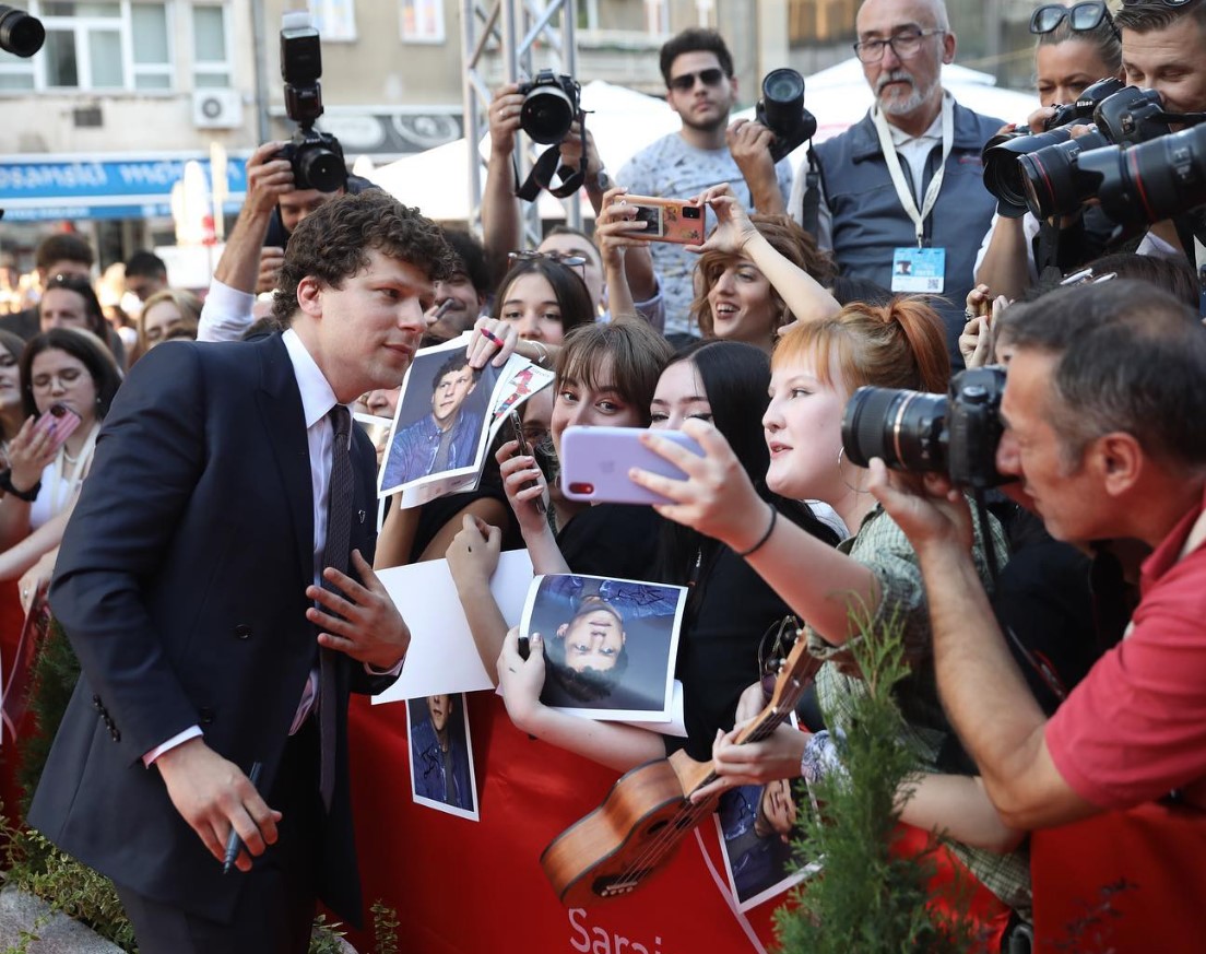 SARAJEVO FILM FESTIVAL UGOSTIO JOŠ JEDNU SVJETSKU ZVIJEZDU Džesi Ajsenberg prošetao crvenim tepihom (FOTO)