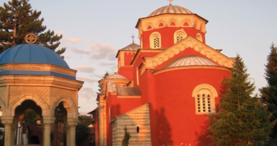 NIŠTA IM NIJE SVETO Oskrnavljen manastir Žiča: Na freskama urezivali imena