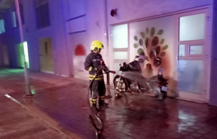 BANJALUČANE PROBUDIO POŽAR Izgorio motocikl u Obilićevu, gasili ga vatrogasci (FOTO)