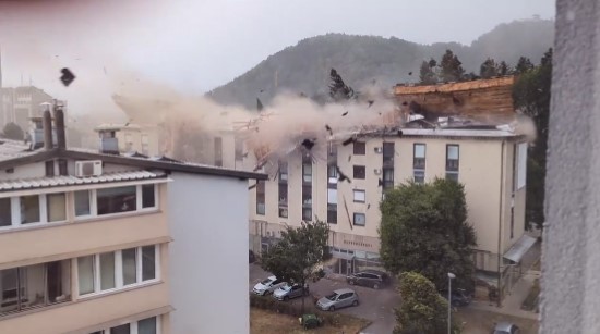 VJETAR U SLOVENIJI PODIGAO KROV SA ZGRADE Snimak oluje pojavio se na društvenim mrežama (VIDEO)