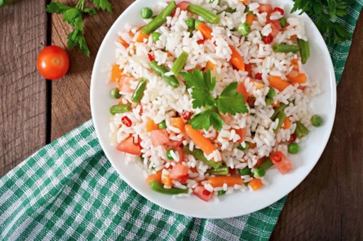 SALATA OD RIŽE, MRKVE I MAHUNA Idealan ljetni obrok bez puno muke i truda