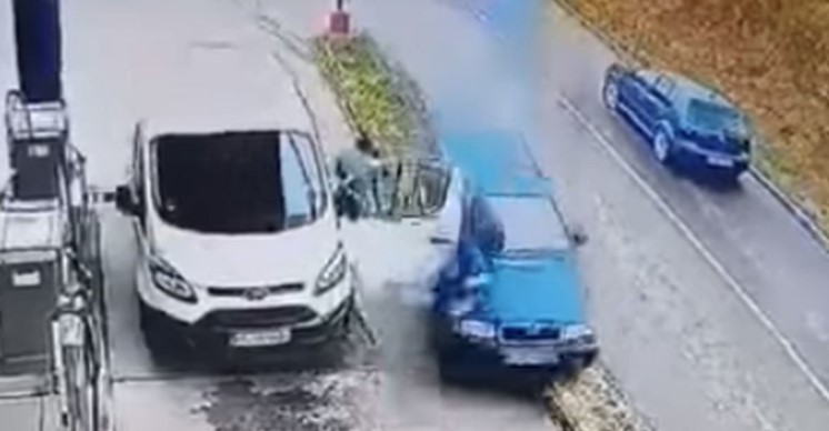 UZNEMIRUJUĆI PRIZORI IZ CAZINA Autom udarila radnika na benzinskoj pumpi (VIDEO)
