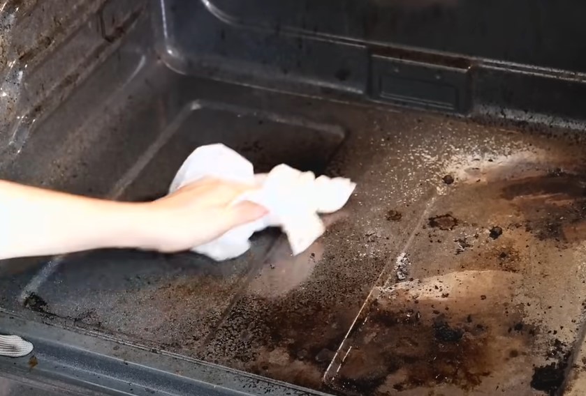 SJAJAN TRIK KOJI ĆE VAS RIJEŠTI MUKOTRPNOG RIBANJA Pomoću ovog trika riješićete se tvrdokornih mrlja u rerni