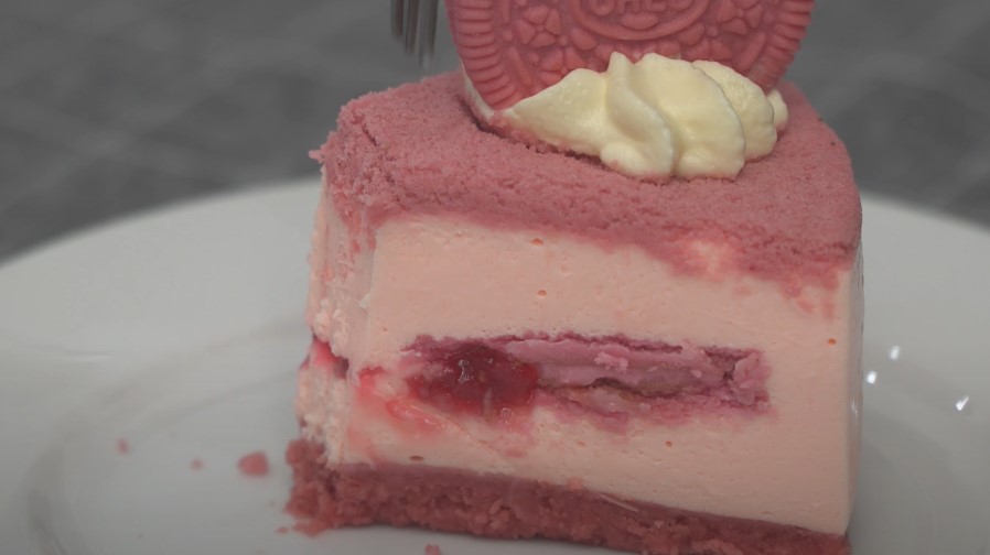 RECEPT ZA LJETNU ČAROLIJU Osvježavajući kolač sa jagodama