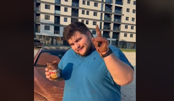 "TI RAZMAZAO CIJELO AUTO, A JA NE MOGU PAŠTETU NA HLJEB" Bh. tiktoker premazao automobil Nutelom, pratioci ga razapeli