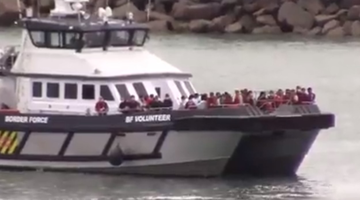 Preko La Manša u jednom danu u Veliku Britaniju ušlo skoro 700 migranata (VIDEO)