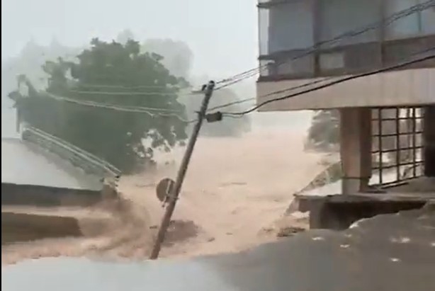 APOKALIPTIČNI SCENARIO U JAPANU, VODA NOSI SVE PRED SOBOM Jake kiše pogodile ostrvo: 200.000 osoba pozvano na evakuaciju (VIDEO)