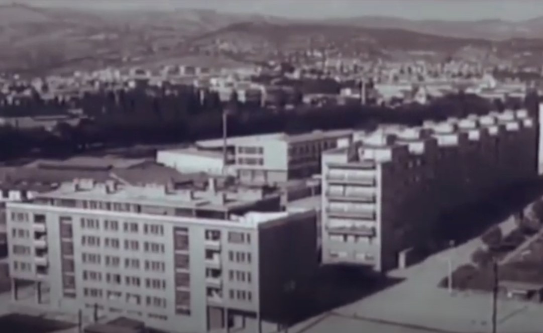 PRELIJEPA FOTOGRAFIJA IZ RATNOG SARAJEVA "Ljubav uvijek pobjeđuje" (FOTO)
