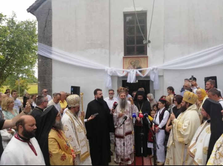 PATRIJARH PORFIRIJE U LIČKOM SELU SMILJANU Osveštao hram Svetih apostola Petra i Pavla (FOTO)