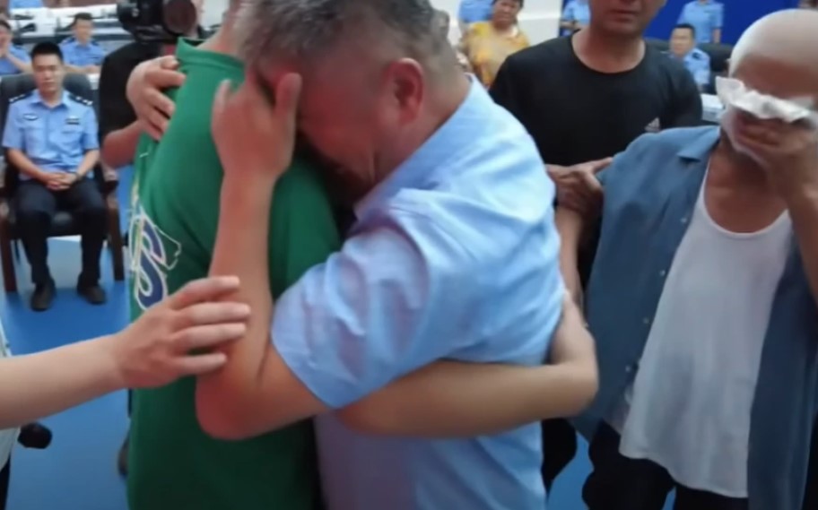 PRONAŠAO SINA NAKON 24 GODINE Otac prešao više od 500.000 km na motociklu da ga pronađe, njihov dirljiv susret natjeraće vam suze na oči (VIDEO)
