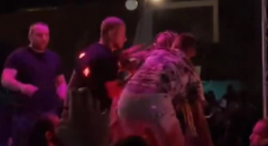 MOMAK SKOČIO NA BINU I KRENUO PREMA DŽEHVEROVIĆKI Reagovalo i obezbjeđenje, a onda je reagovala i pjevačica (VIDEO)
