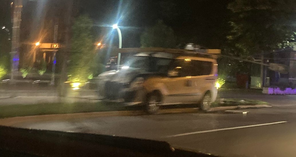 SAOBRAĆAJNA NEZGODA ISPRED ZGRADE VLADE Vozilom se zakucao u uličnu rasvjetu: Stub priklještio automobil, oboreni i stubići pored kolovoza  (FOTO)