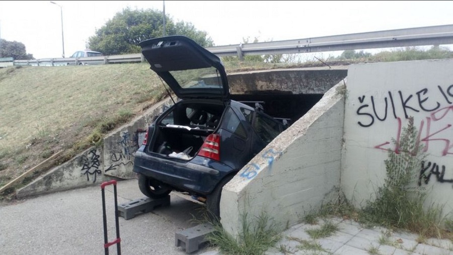 NESVAKIDAŠNJA NEZGODA "Ganjao" parking, pa se zaglavio na stepenicama, ali tu ne završavaju njegove nevolje (FOTO)