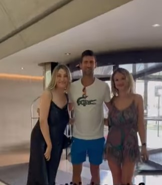 ATRAKTIVNA PLAVUŠA PRITRČALA NOVAKU Đoković joj se obratio, pa uslijedila zajedničko fotografisanje (VIDEO)