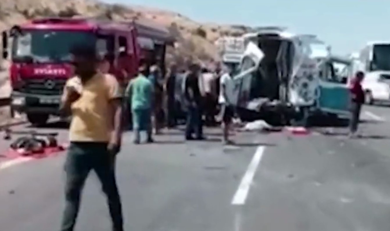 (EKSPLICITAN VIDEO) STRAVIČAN SCENARIO SA TRAGIČNIM ISHODOM Teška nesreća u Turskoj, najmanje 15 poginulih
