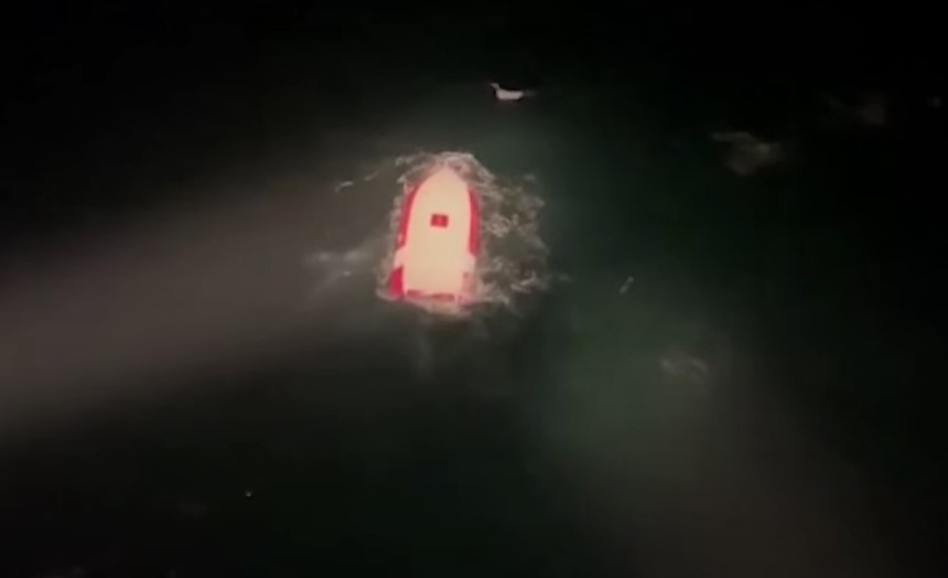 NESVAKIDAŠNJI SLUČAJ Preživio 16 sati ispod površine Atlantskog okeana u prevrnutom čamcu (VIDEO)