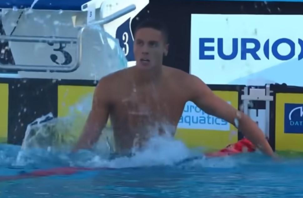 RUMUNSKI DELFIN SRPSKOG PORIJEKLA David Popovici (17) srušio svjetski rekord u disciplini 100 metara slobodnim stilom