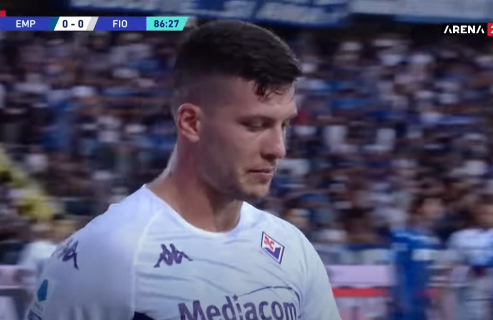 JOVIĆ GLADAN GOLOVA Srpski fudbaler psovao na terenu i šutirao flašicu tokom jučerašnje utakmice (VIDEO)