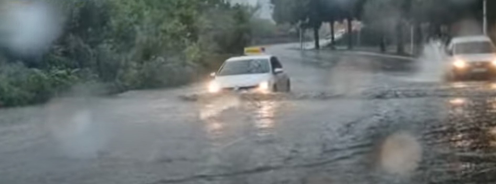 OLUJNO NEVRIJEME U DALMACIJI NAPRAVILO KOLAPS Split pod vodom, automobili se probijaju kroz bujicu vode (VIDEO)