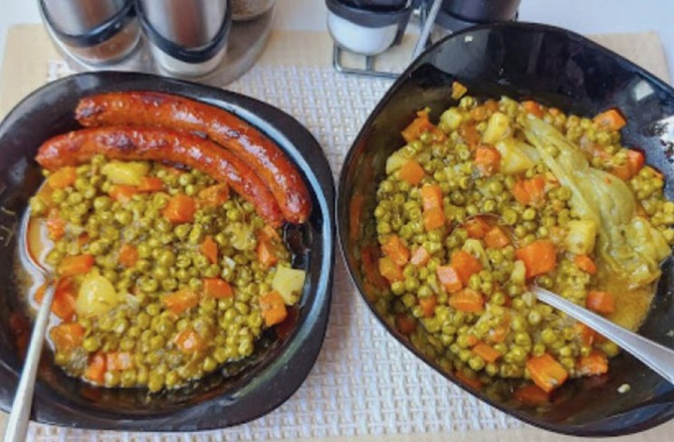 RUČAK NA KAŠIKU Mladi grašak sa domaćim kobasicama