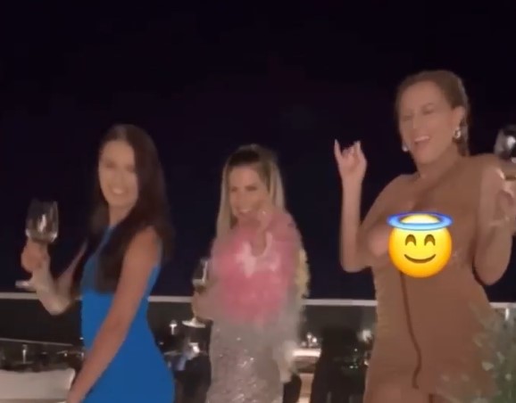 NESTAŠNO POPRSJE NIVES CELZIJUS Pjevačici "ispala cica" tokom zavodljivog plesa - nije mogla obuzdati ogromne grudi (VIDEO)