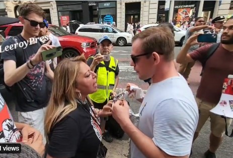 HAOS U NJUJORKU Muškarac među vegane ušetao jedući kebab (VIDEO)