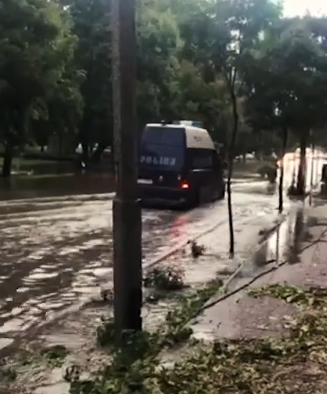 SNAŽNO NEVRIJEME POGODILO SKOPLJE Ulice pod vodom, automobili zaglavljeni, vjetar nosio staba i krovove (FOTO/VIDEO)