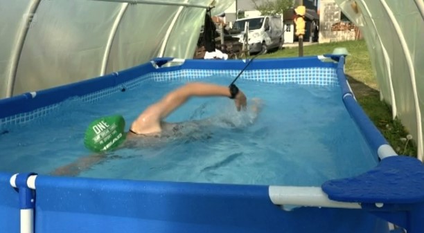 TUGO BiH! MLADA NADA PLIVANJA TRENIRA U DEDINOM PLASTENIKU Prvakinja BiH iz Sarajeva nezaustavljiva u svojoj želji, uprkos svemu niže medalje (FOTO)