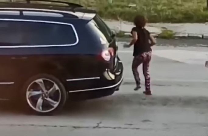 (UZNEMIRUJUĆI SNIMAK) AUTOMOBIL POKOSIO DJEVOJČICU U VISOKOM Povrijeđena curica odšepala do trotoara - identitet vozača nepoznat