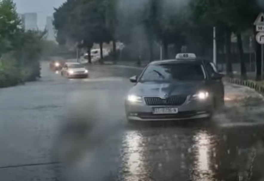 APOKALIPTIČNE SCENE SA JUGA DALMACIJE Bujice nose sve ispred sebe - nevrijeme diglo stanovnike na noge (VIDEO)