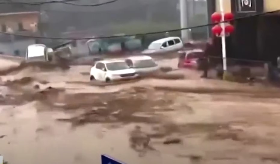 UŽAS U KINI Najmanje dvije osobe poginule u klizištima, 12 se vodi kao nestalo