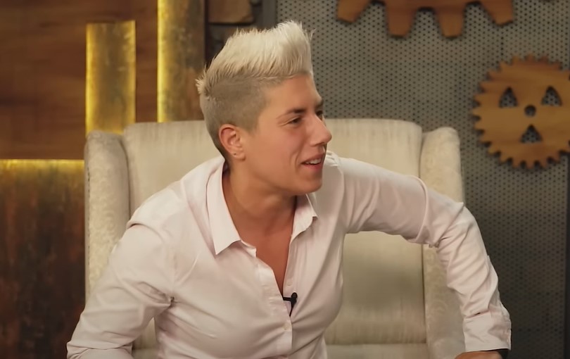 MATORA PREŠLA NA MUŠKARCE, NIJE MU ODOLILA Spremala se za spavanje, a onda joj je došao u posjetu (VIDEO)