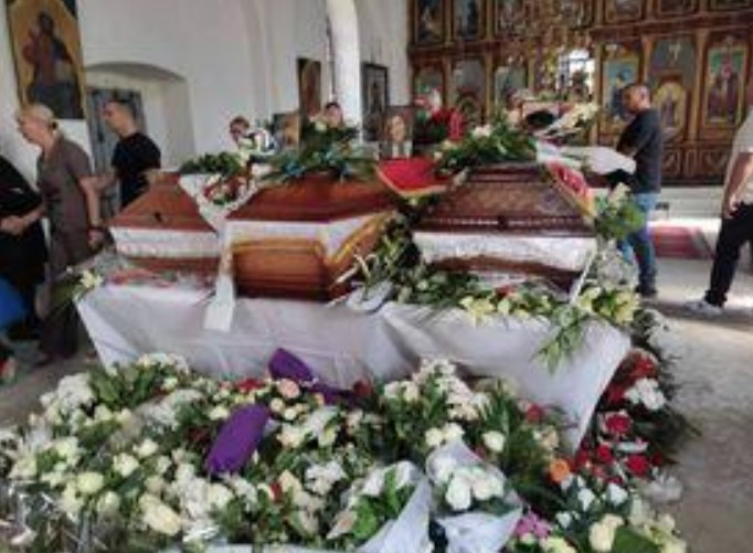 TUGA DO NEBA, CETINJE U MUKU ZAVIJENO U CRNO Majka Nataša sahranjena sa sinovima Mašanom i Markom (FOTO/VIDEO)