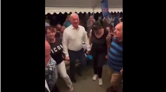 BORENOVIĆ OPLEO KOLO, GORICA OPLELA PO NJEMU Predsjednik PDP-a zaigrao na skupu, Dodikova ćerka objavila urnebesan komentar (VIDEO)
