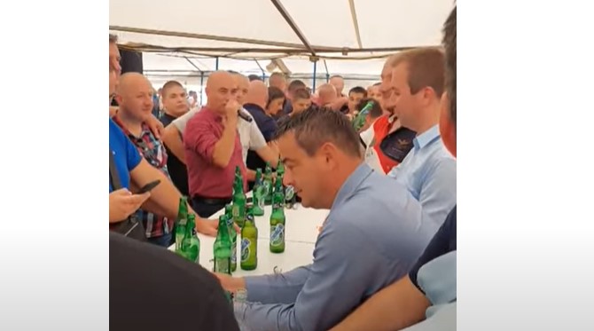 SELAK LOŠE ISKOPIRAO DODIKA Okružen hrpom pivskih flaša zapjevao ispod šatora, video osvanuo na Jutjubu