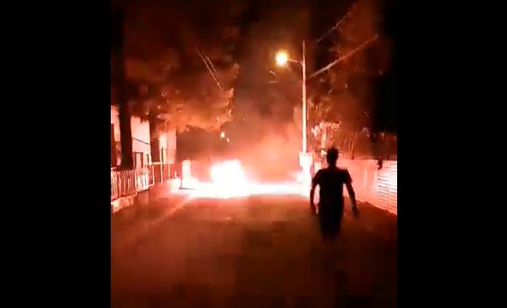 ZVEZDAŠI IZVUKLI DEBLJI KRAJ Sukobili se navijači delija i grobara, sijevale baklje i drvene palice (VIDEO)