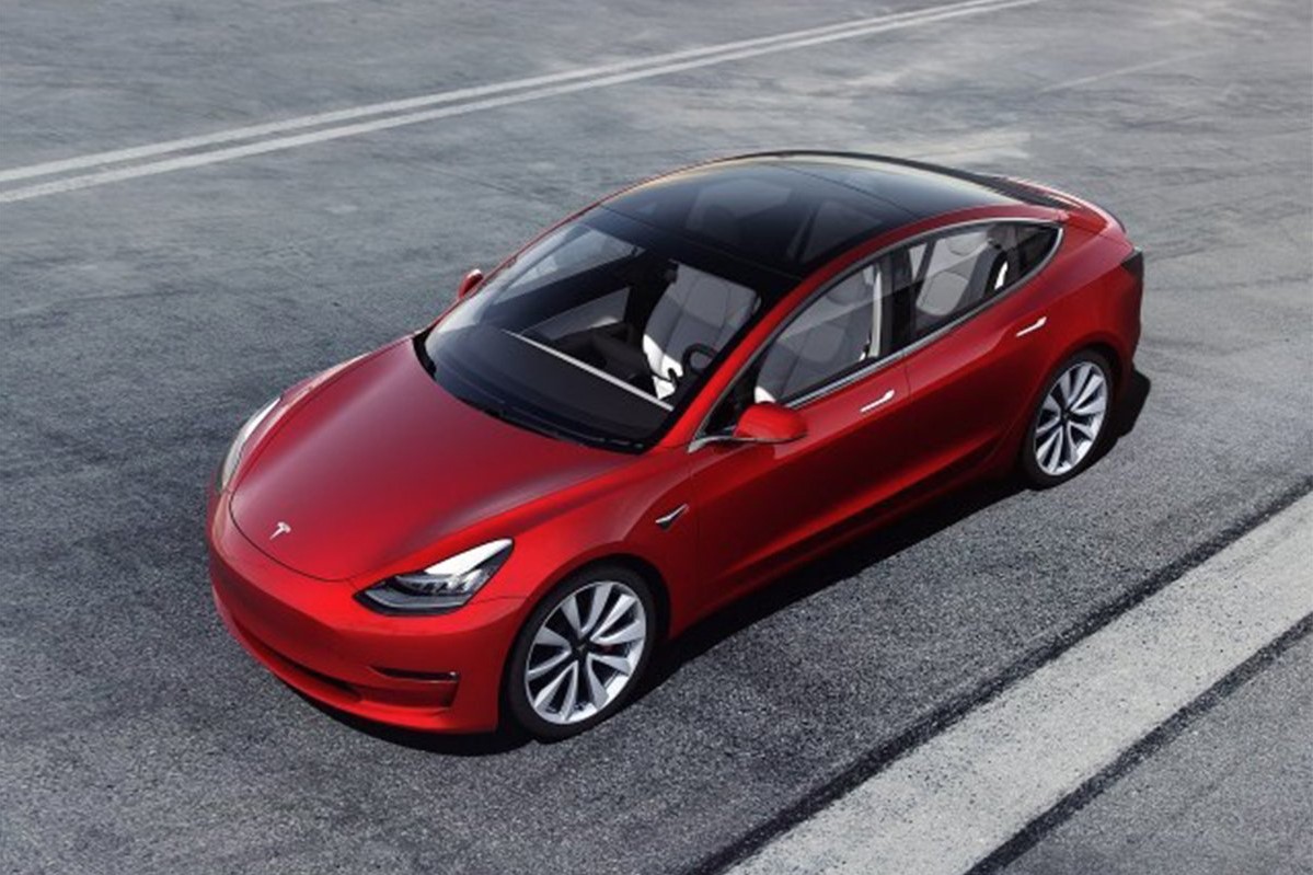 POSKUPLJENJE GORIVA PODSTIČE POTRAŽNJU ZA ELEKTRIČNIM VOZILIMA Polovne "tesle" u Australiji plaćaju za trećinu skuplje nego nove automobile