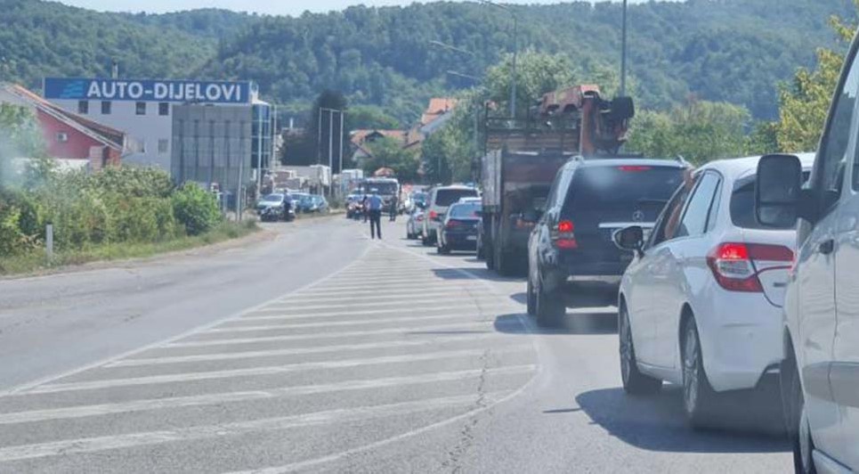 VOZAČIMA SE SAVJETUJU ALTERNATIVNI PRAVCI Udes kod Prijedorske petlje, stvorile se velike kolone