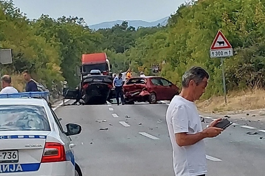 SAOBRAĆAJNI UDES KOD TREBINJA Četvoro povrijeđeno, vozilo završilo na krovu (VIDEO)