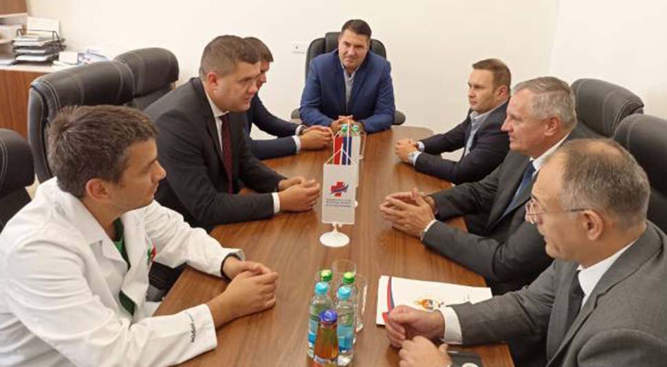 DONACIJA VRIJEDNOG APARATA Višković se sastao sa rukovodstvom Bolnice "Srbija"