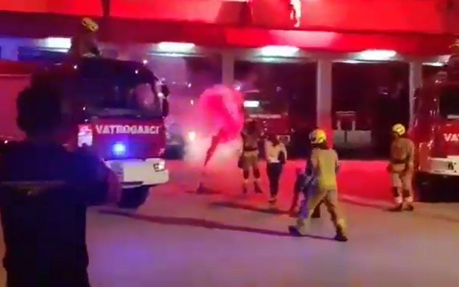 KADA SARAĐUJE CIJELA BRIGADA, NE MOŽEŠ REĆI "NE" Vatrogasac napravio spektakl i zaprosio djevojku (VIDEO)