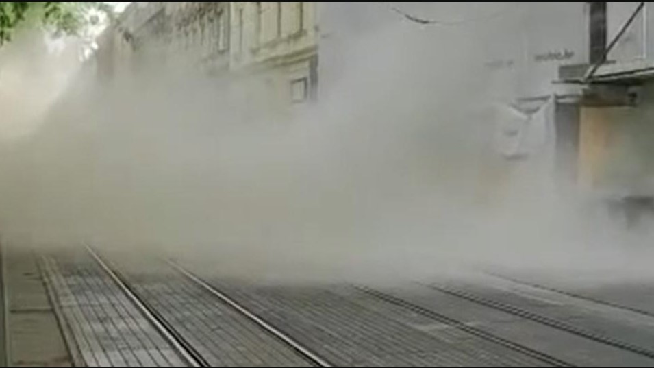 ZA DLAKU IZBJEGNUTA NESREĆA Urušio se dio zgrade u centru Zagreba, cigle pale na tramvajske šine (VIDEO)