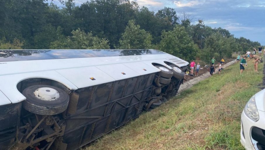 OTKAZALE KOČNICE Autobus pun đaka se zapalio pa sletio sa puta u Hrvatskoj