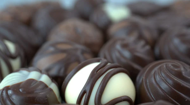 JEDNOSTAVNO I BEZ PEČENJA: Savršene praline sa čokoladom i rumom koje se tope u ustima